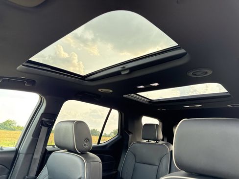 Used 2023 Chevrolet Traverse Premier FWD image 21