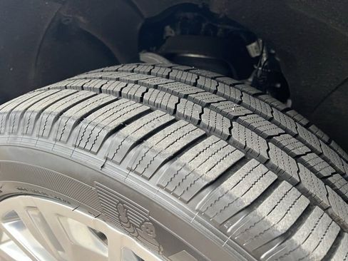 Used 2024 Chevrolet Suburban High Country image 13