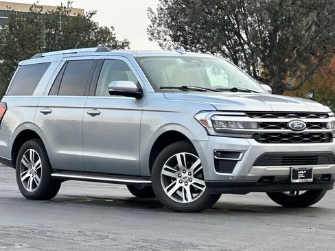 Used 2023 Ford Expedition Limited image 2
