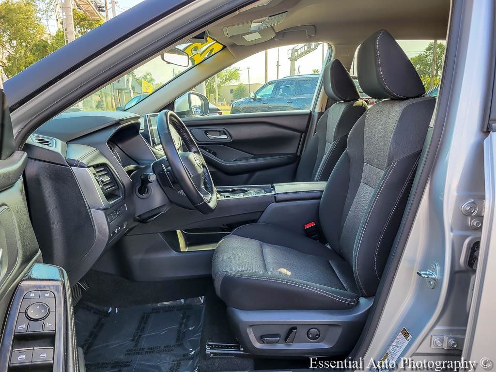 Used 2025 Nissan Rogue SV FWD image 9
