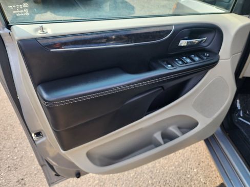 Used 2014 Chrysler Town & Country Touring image 11