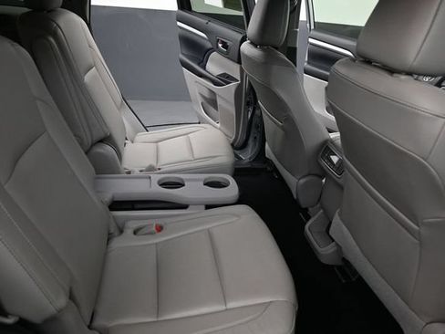 Used 2018 Toyota Highlander XLE FWD image 18