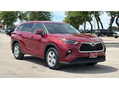 Certified 2025 Toyota Highlander LE AWD/4WD image 3