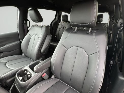 New 2025 Chrysler Pacifica Select image 13