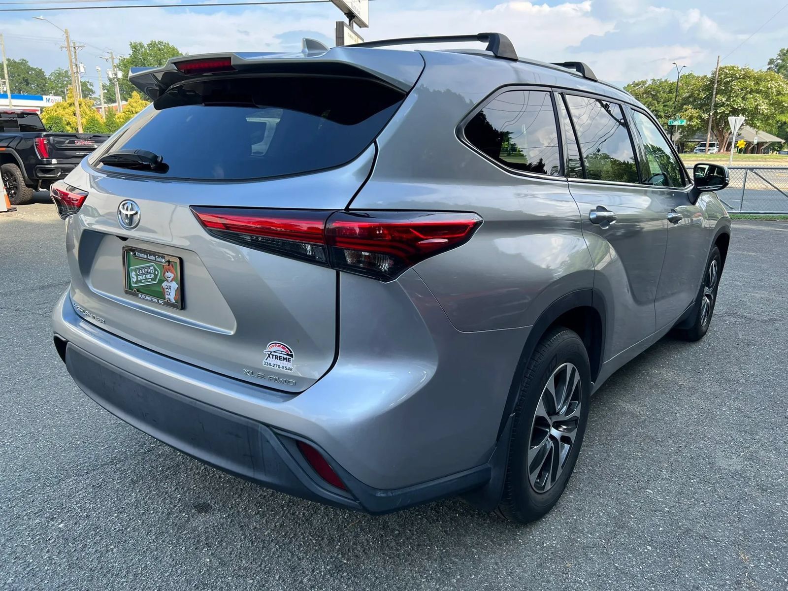 Used 2022 Toyota Highlander XLE AWD/4WD image 4
