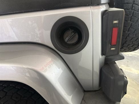 Used 2018 Jeep Wrangler Unlimited Sahara AWD/4WD image 17