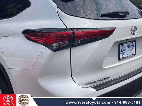 Used 2021 Toyota Highlander XLE AWD/4WD image 12