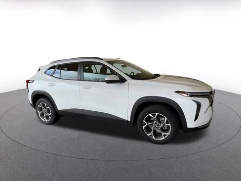 Used 2025 Chevrolet Trax LT image 2