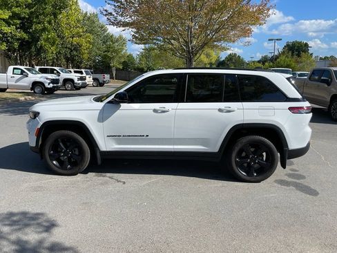 Used 2023 Jeep Grand Cherokee Limited w/ Black Appearance Package AWD/4WD image 4