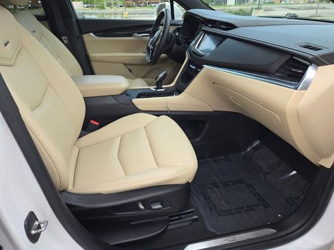 Used 2017 Cadillac XT5 FWD image 6