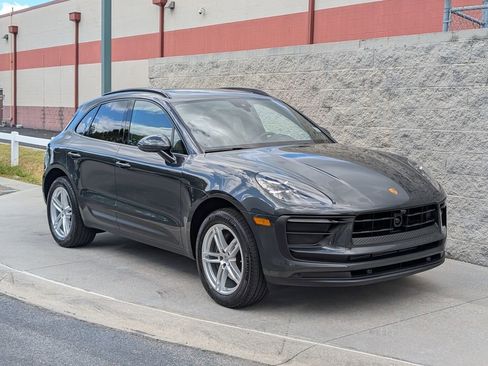 Certified 2025 Porsche Macan image 9