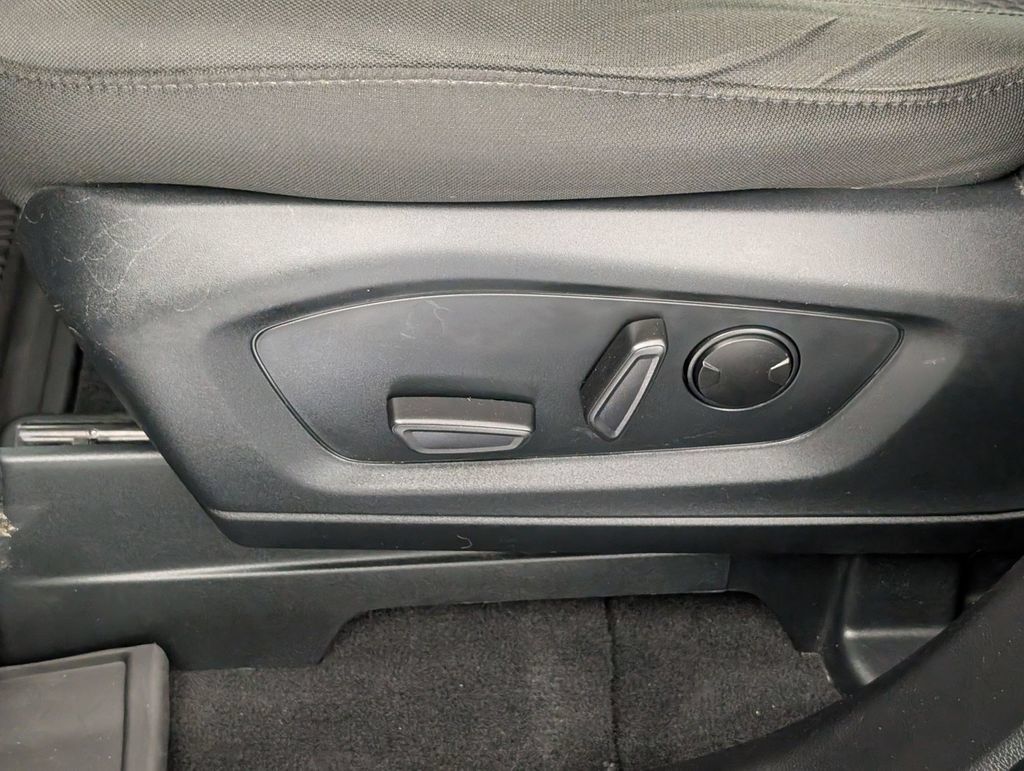 Used 2023 Ford Explorer XLT AWD/4WD image 14