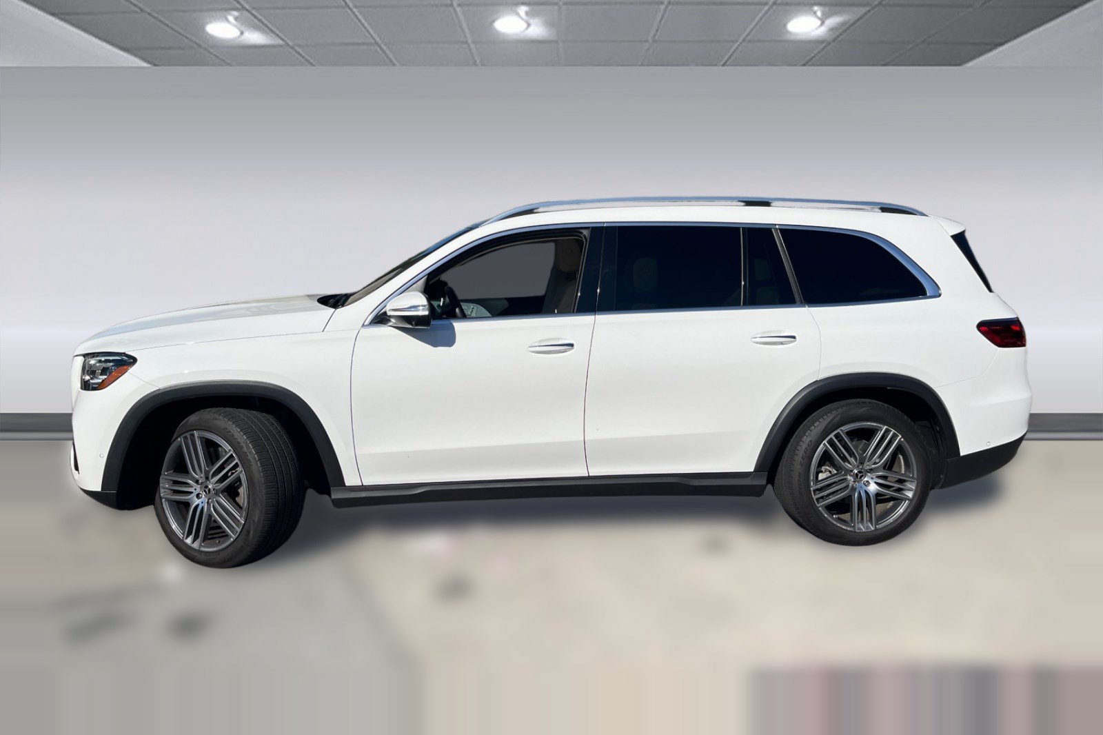 Used 2024 Mercedes-Benz GLS 450 4MATIC image 2