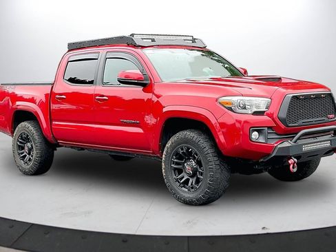Used 2017 Toyota Tacoma TRD Off-Road AWD/4WD image 2