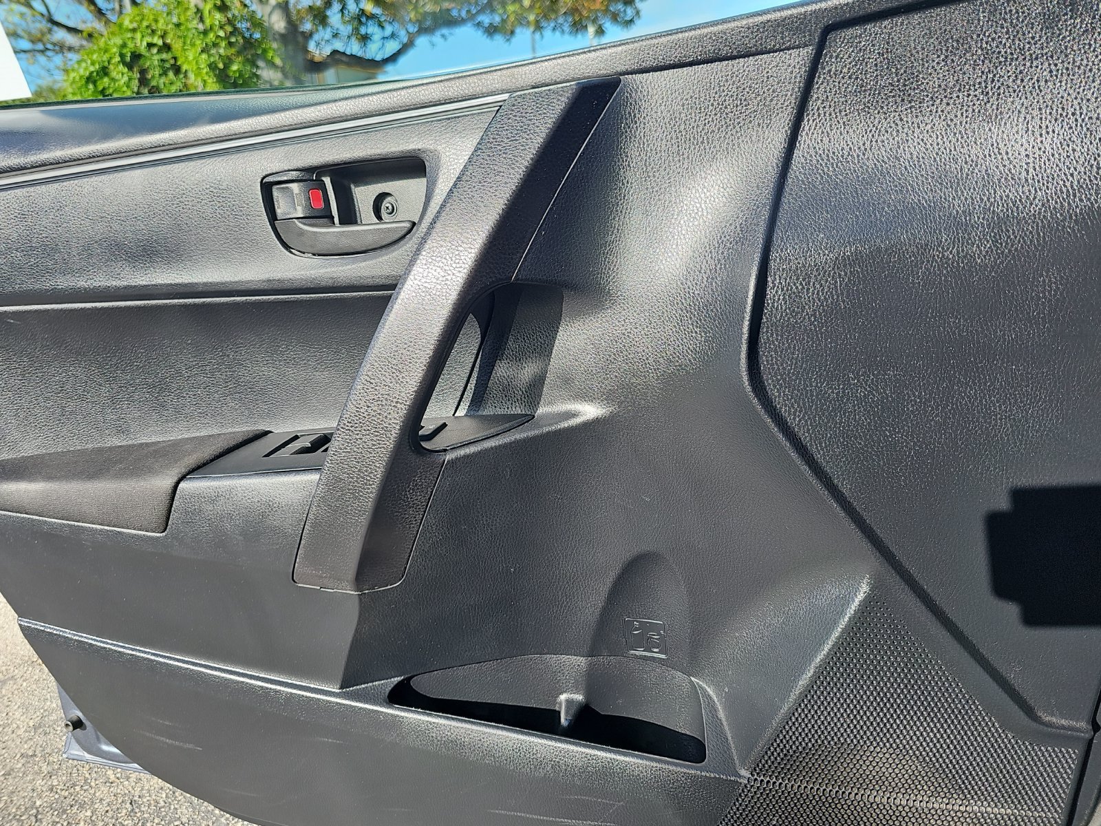 Used 2015 Toyota Corolla L FWD image 29