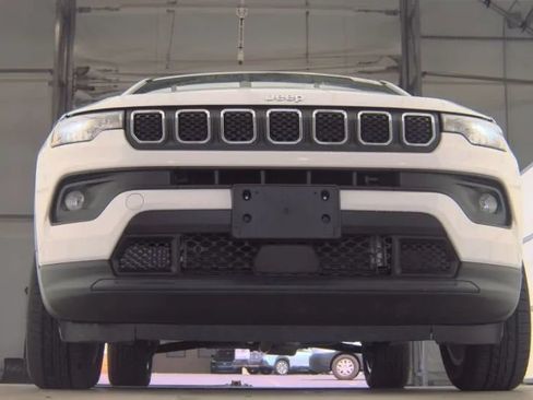 Used 2024 Jeep Compass Latitude AWD/4WD image 4