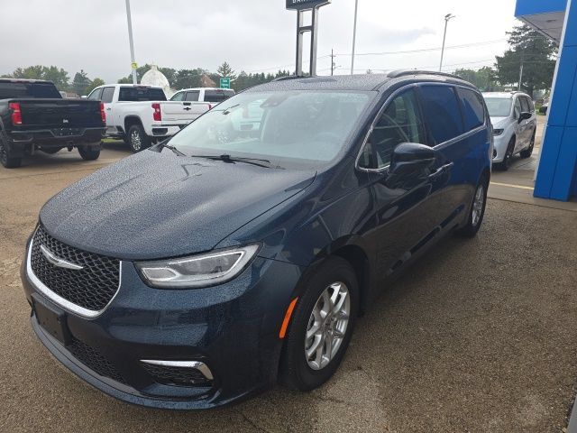 Used 2022 Chrysler Pacifica Touring-L FWD image 3