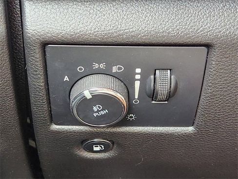 Used 2018 Jeep Grand Cherokee Limited w/ Luxury Group II image 22