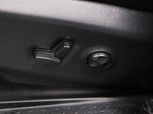 Used 2025 Chrysler Pacifica Select image 25