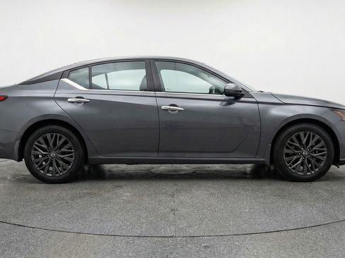 Used 2025 Nissan Altima 2.5 SV image 11