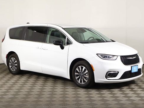 Used 2024 Chrysler Pacifica Limited FWD image 2