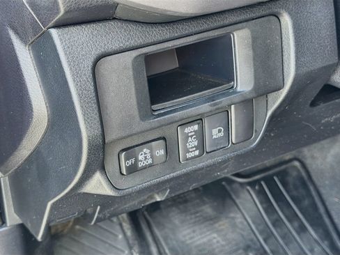 Used 2018 Toyota Tacoma TRD Off-Road AWD/4WD image 10