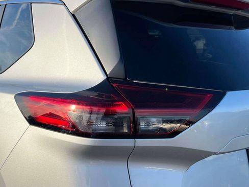 Used 2023 Nissan Rogue SV image 10