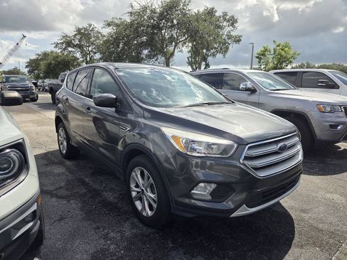 Used 2019 Ford Escape SE FWD image 2