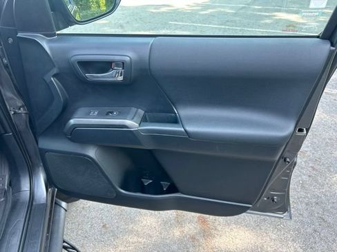 Used 2018 Toyota Tacoma TRD Sport AWD/4WD image 28