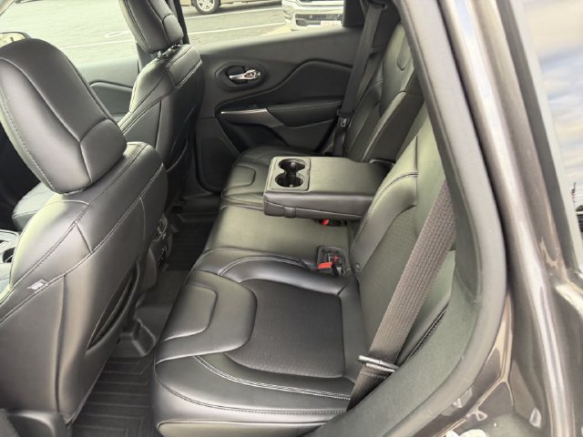 Used 2019 Jeep Cherokee Latitude Plus w/ Comfort/Convenience Group AWD/4WD image 14