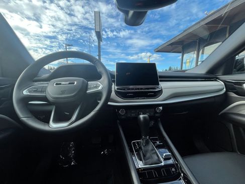 Used 2025 Jeep Compass Limited image 34