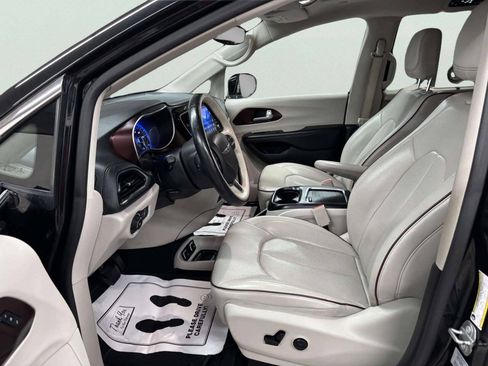 Used 2017 Chrysler Pacifica Limited w/ UConnect Theater Package FWD image 15