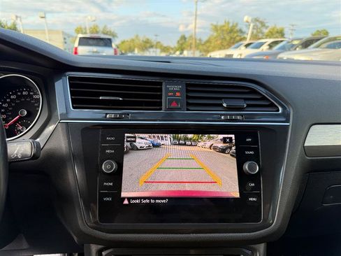 Used 2018 Volkswagen Tiguan SE AWD/4WD image 40