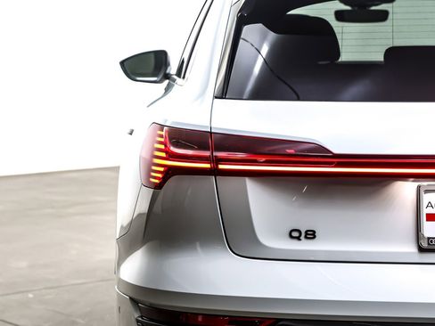 Used 2024 Audi Q8 e-tron Premium Plus w/ Premium Plus Package image 16