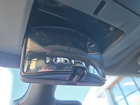 Used 2025 Chrysler Pacifica Select image 64