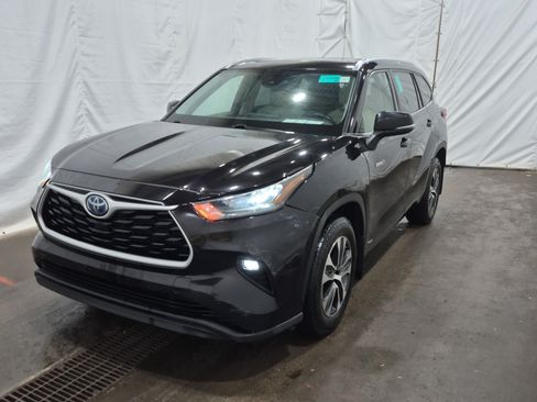 Used 2021 Toyota Highlander XLE AWD/4WD image 1