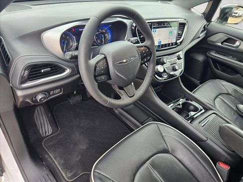 Used 2025 Chrysler Pacifica Limited FWD image 10