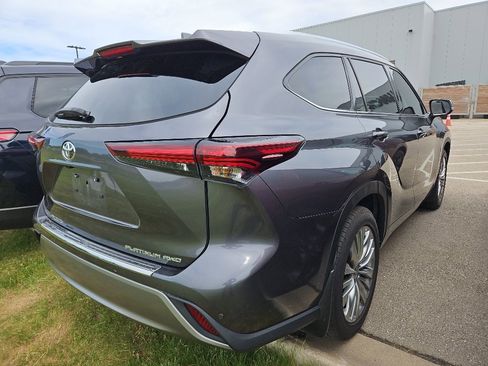 Used 2024 Toyota Highlander Platinum AWD/4WD image 7