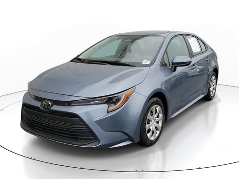 Used 2025 Toyota Corolla LE image 3