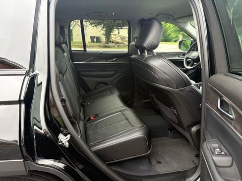 Used 2023 Jeep Grand Cherokee Limited w/ Luxury Tech Group II AWD/4WD image 31