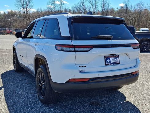 Used 2024 Jeep Grand Cherokee Altitude AWD/4WD image 9