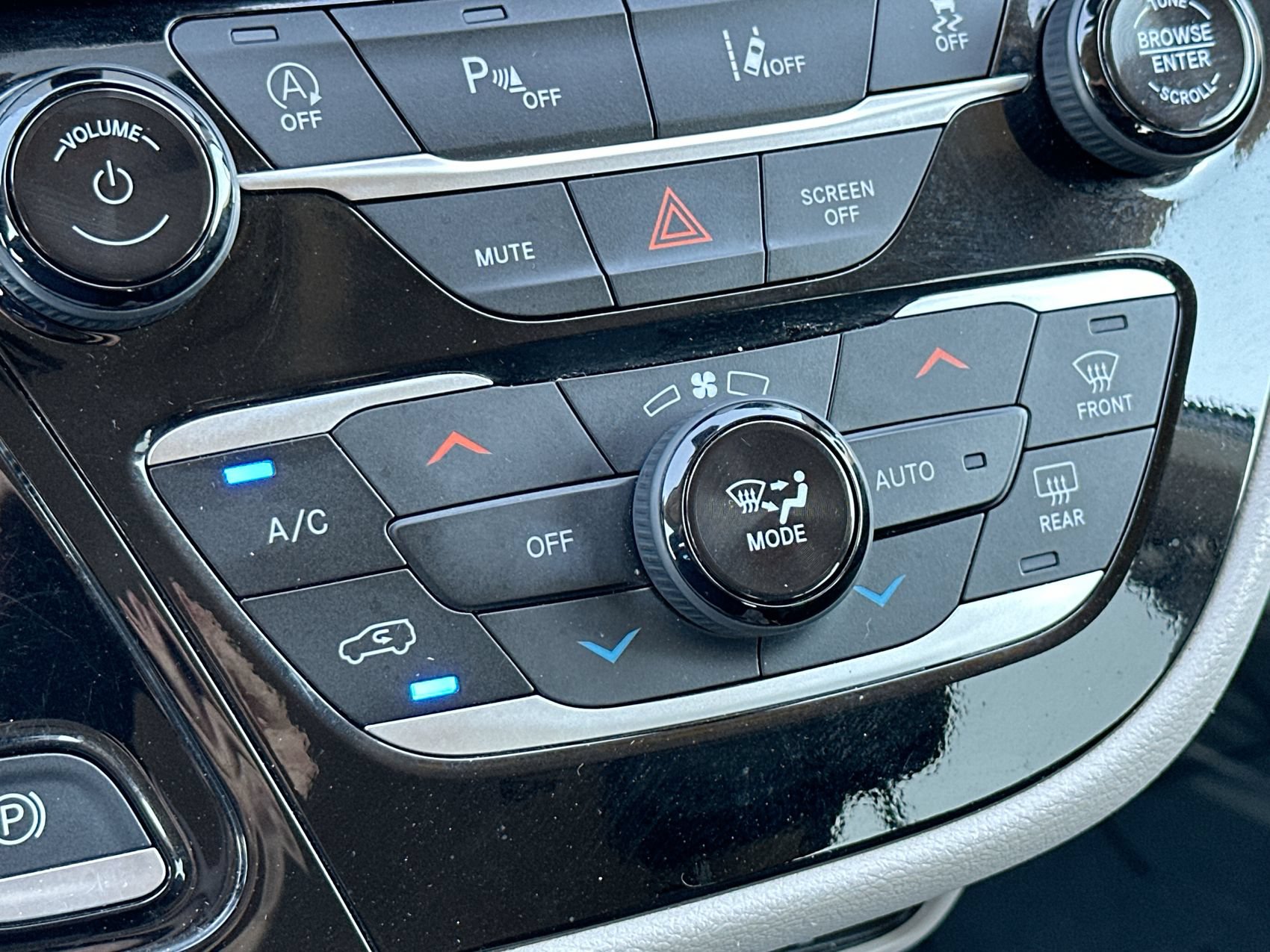 Used 2024 Chrysler Pacifica Touring-L FWD image 18