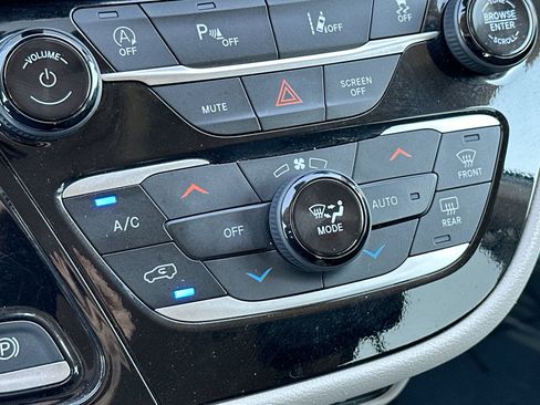 Used 2024 Chrysler Pacifica Touring-L FWD image 18