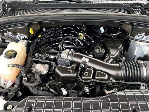 Used 2023 Jeep Grand Cherokee Laredo image 9