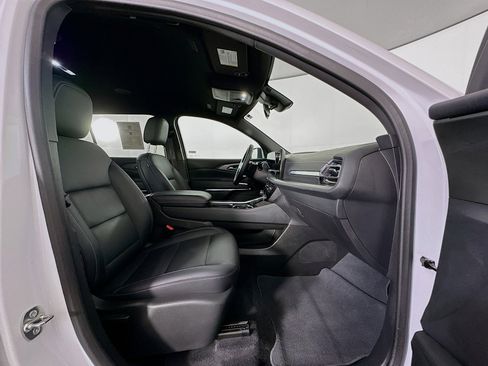 Used 2025 Chevrolet Traverse LT FWD image 33