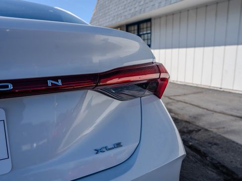 Used 2020 Toyota Avalon XLE image 11