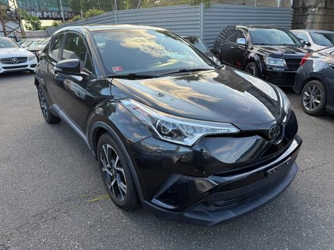 Used 2018 Toyota C-HR XLE image 3