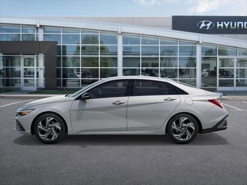 New 2025 Hyundai Elantra SEL image 3