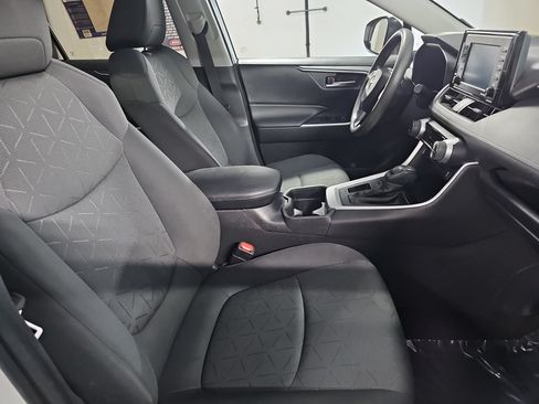 Used 2021 Toyota RAV4 XLE w/ Convenience Package FWD image 10