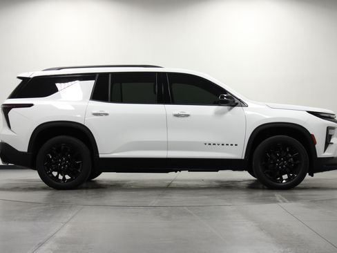 Used 2025 Chevrolet Traverse LT w/ Midnight/Sport Edition FWD image 3